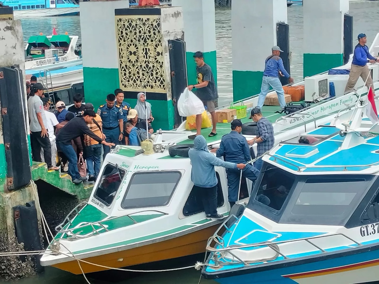 DIAWASI: Petugas KSOP Tarakan awasi penumpang di Pelabuhan Tengkayu I Tarakan, Rabu (19/3).(SEPTIAN ASMADI/HRK) 