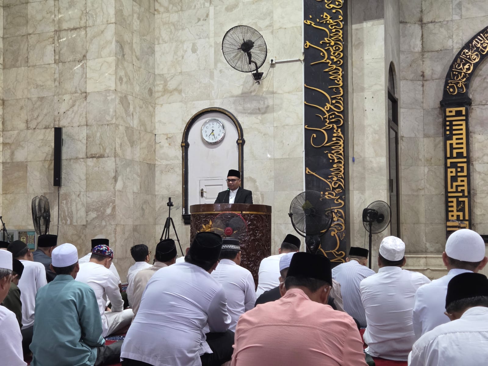 Bupati Kukar Aulia Rahman Basri membacakan sambutan saat Salat Idulfitri 1447 H di Masjid Agung SAMS Tenggarong (Elmo/Prokal.co)