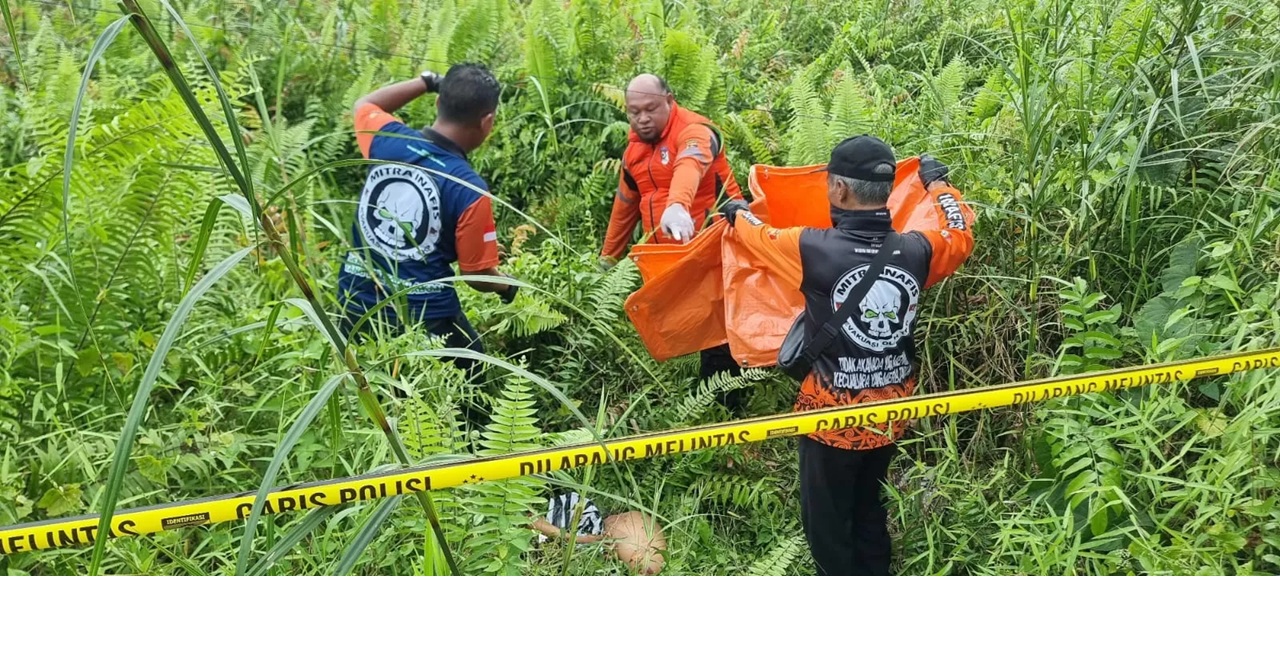 Tim Inafis mengamankan potongan tubuh korban mutilasi di lahan kosong di Jalan Gunung Pelandu, RT 13, Kelurahan Sempaja Utara, Kecamatan Sungai Pinang. (kis)