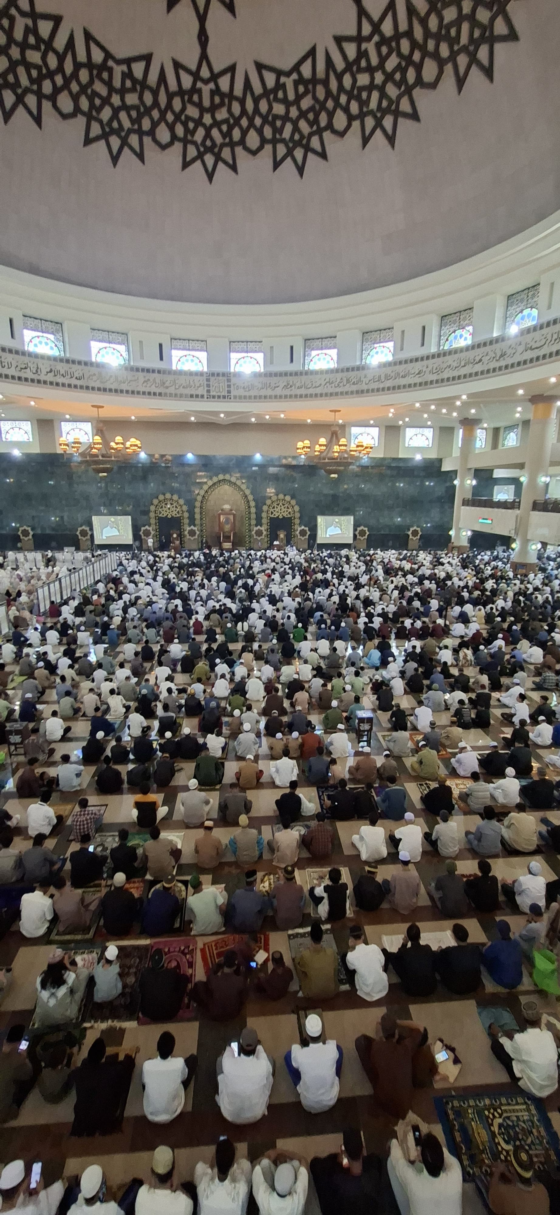 KHUSYUK: Masjid Islamic Center Kaltim di Samarinda dipadati jamaah, Sabtu, 21 Maret 2026. Foto bawah, Gubernur Kaltim, Rudy Mas&rsquo;ud, dan Ketua Dewan Pengurus BPIC Kaltim, Irianto Lambrie.