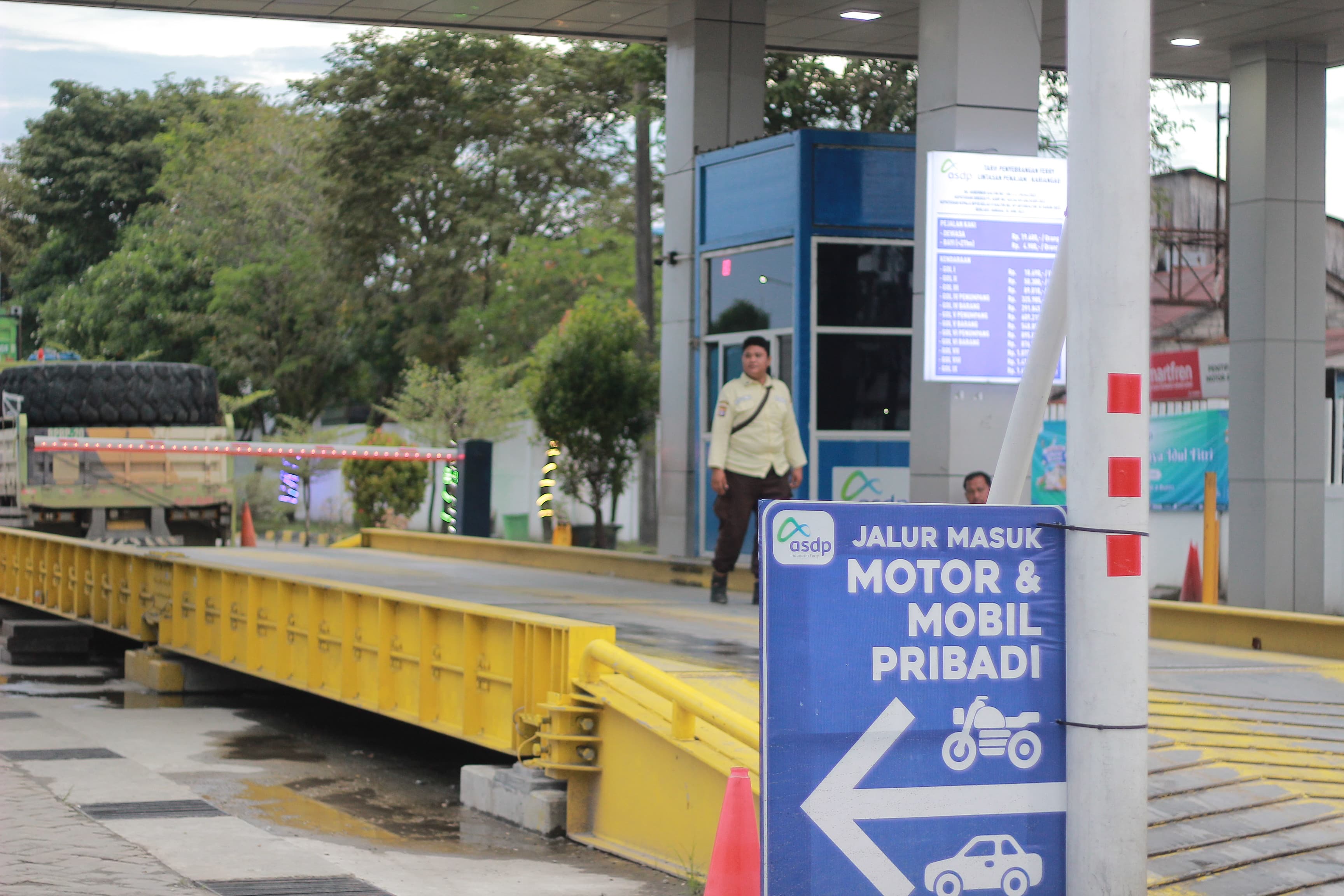 DIBATASI: Selama libur Lebaran ada pembatasan operasional kendaraan berat, khususnya truk di jalur-jalur yang dilalui pemudik.