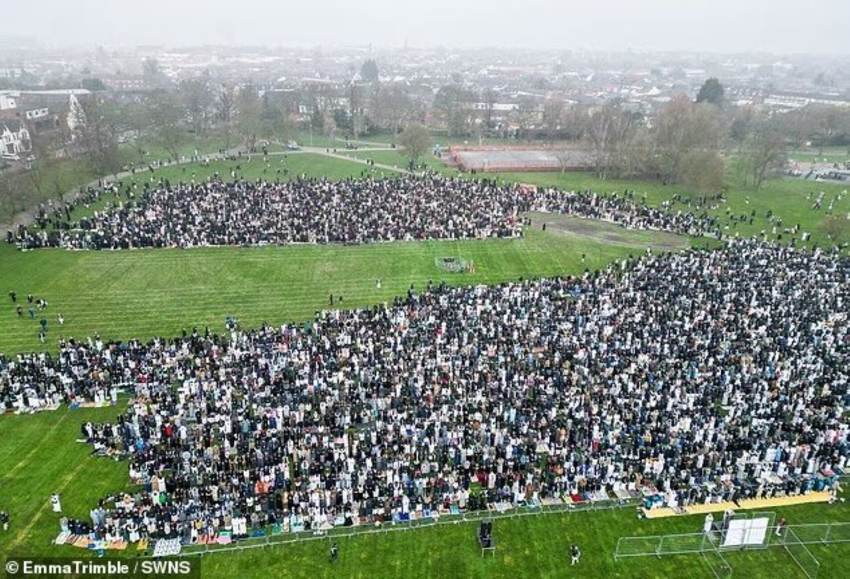 Small Heath Park di Birmingham penuh dengan jamaah salat id.