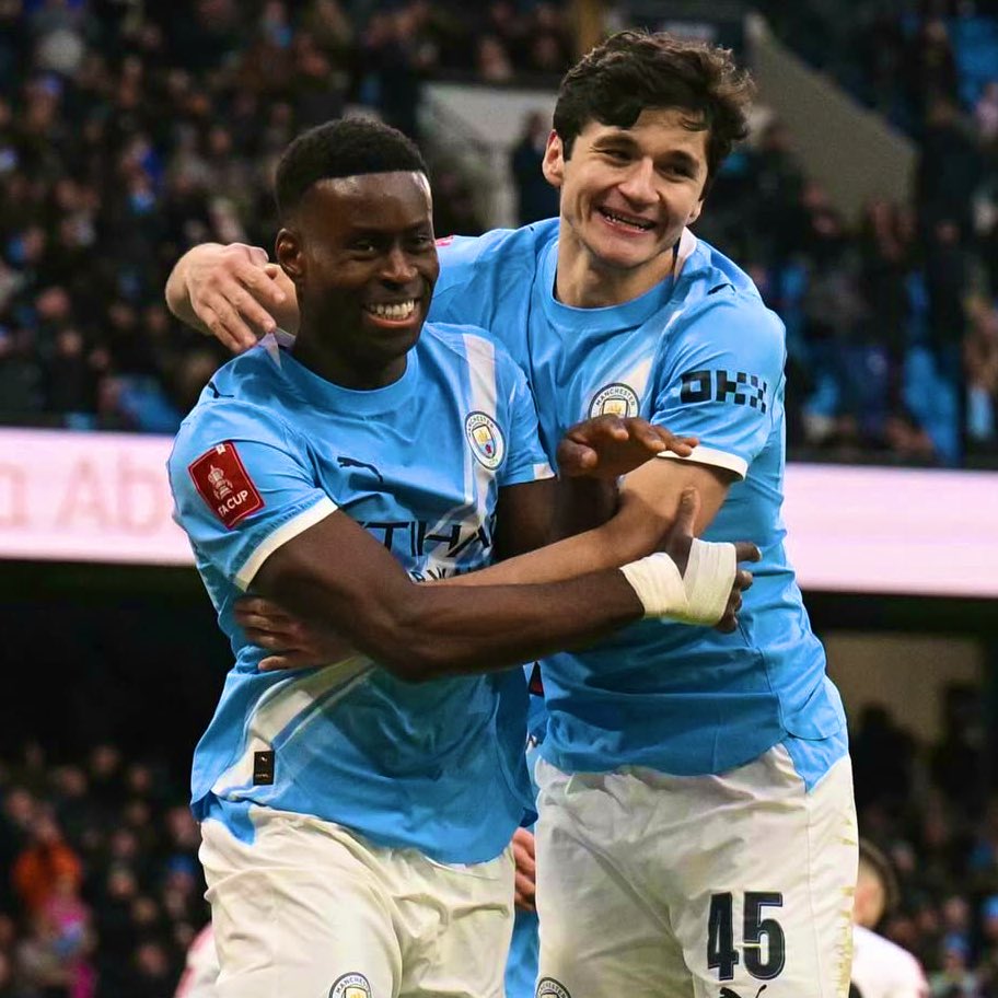 Marc Gu&eacute;hi dan Abdukodir Khusanov (kanan).