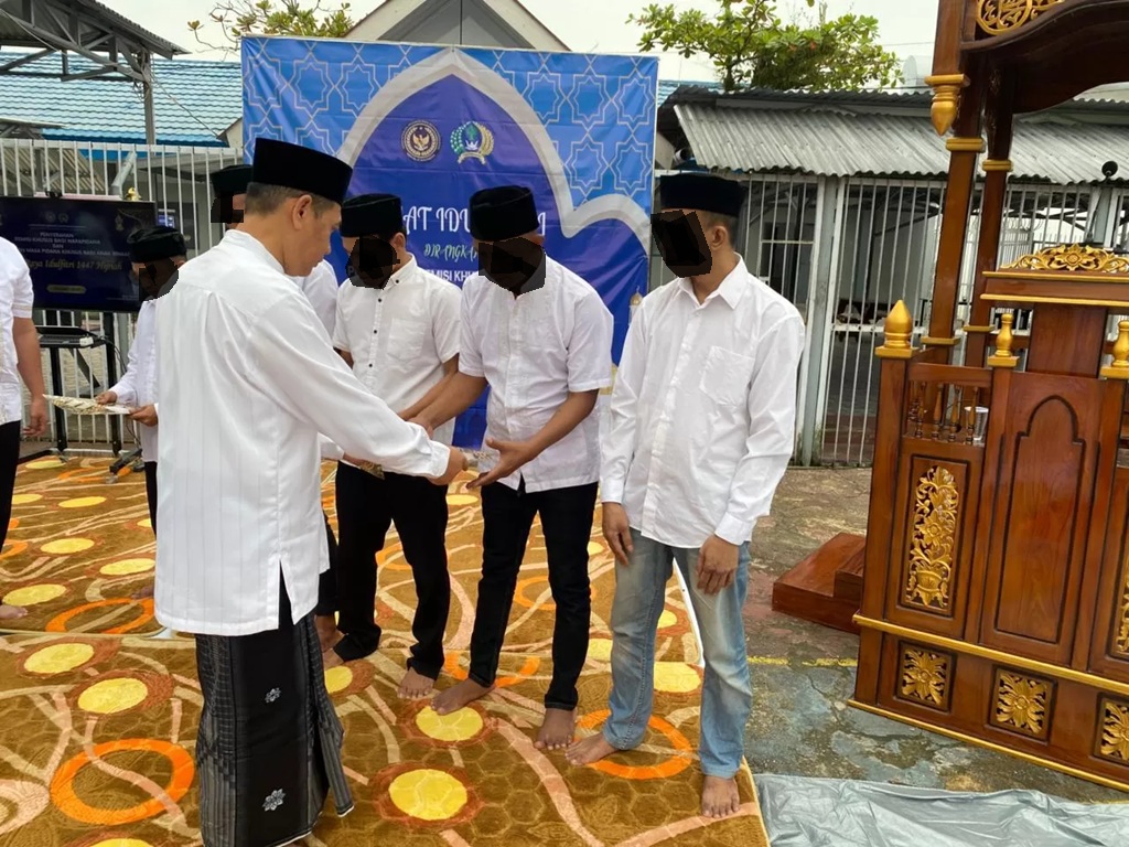SERAHKAN SK: Kalapas Tarakan, Jupri menyerahkan SK remisi Idulfitri 2026 ke warga binaan, Sabtu (21/3).(SEPTIAN ASMADI/HRK) 