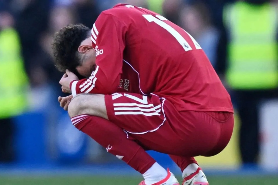 Gelandang Liverpool Curtis Jones bereaksi setelah timnya takluk dari Brighton.