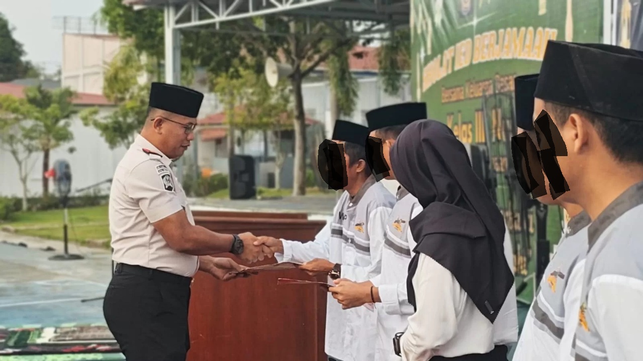 REMISI IDULFITRI : Kalapas Nunukan Puang Dirham menyerahkan remisi Idulfitri kepada perwakilan WBP, Sabtu (21/3). 