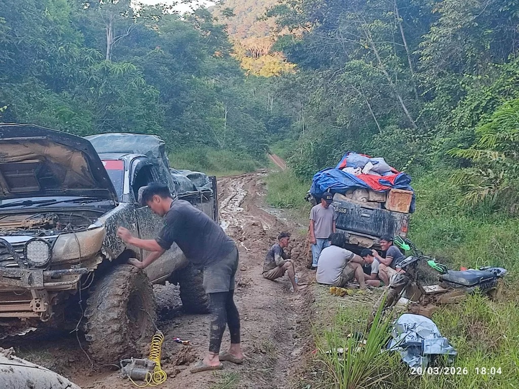 MEMPRIHATINKAN: Sulitnya melintas dengan kondisi jalan rusak parah membuat sejumlah kendaraan mogok Jalan Layu Lembudud. 