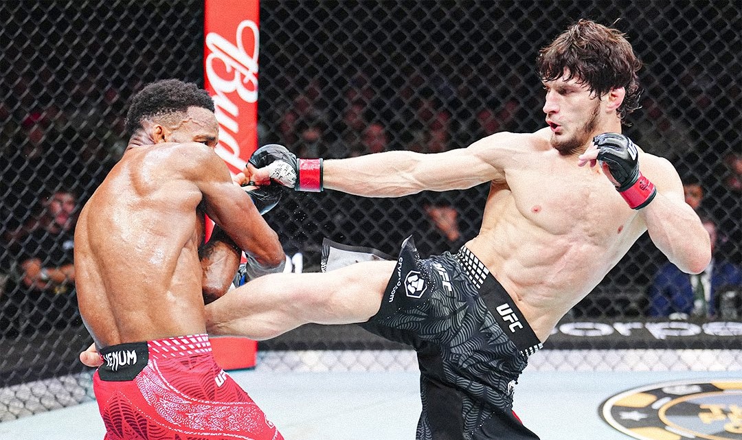 Movsar (kanan) melontarkan tendangan ke badan Lerone Murphy.