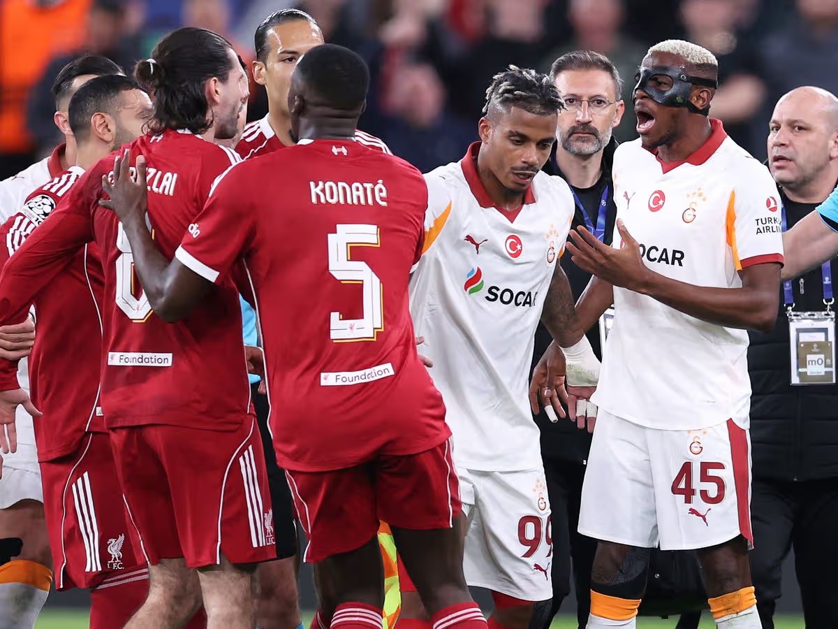 Keributan di laga Galatasaray versus Liverpool.