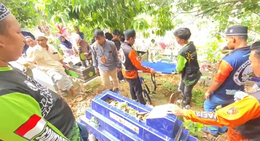 Jenazah korban dimakamkan.