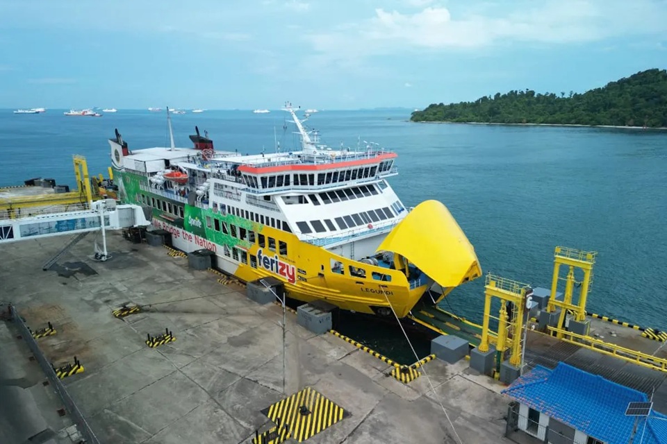  Kapal penyeberangan ferry milik PT ASDP sedang berlabuh.