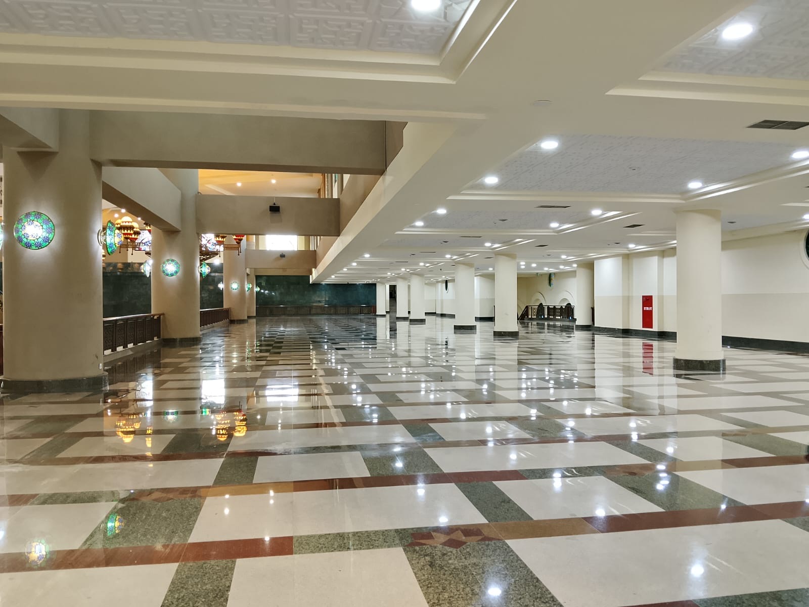 KENYAMANAN: Beberapa sudut Masjid Raya Baitul Muttaqien Islamic Centre di Samarinda yang terus dijaga kebersihannya.