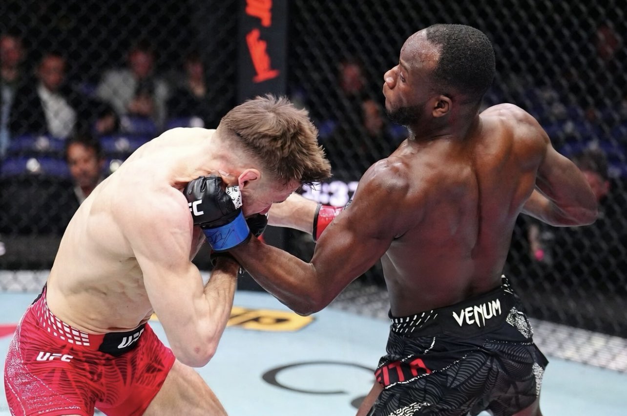 Keita menghadapi Nathaniel Wood.