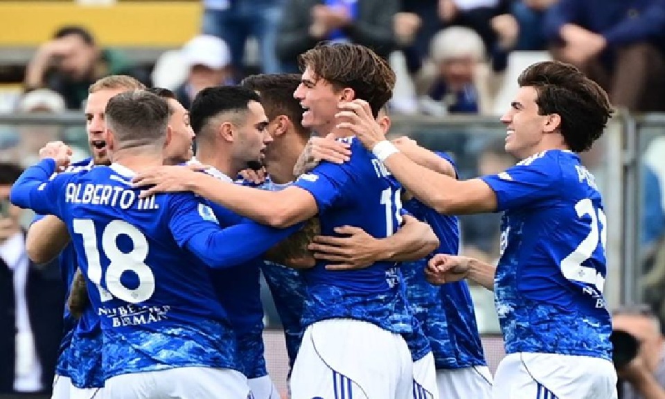 Pemain Como rayakan gol.