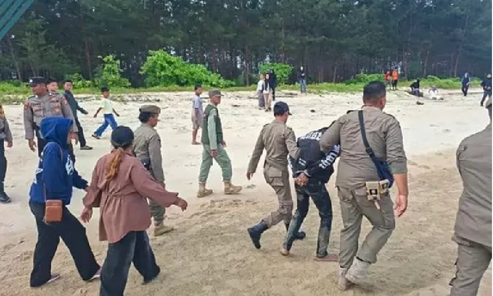 Seorang pemuda yang diduga mabuk miras terlibat keributan hingga mengganggu kenyamanan pengunjung, Minggu (22/3) kemarin. 