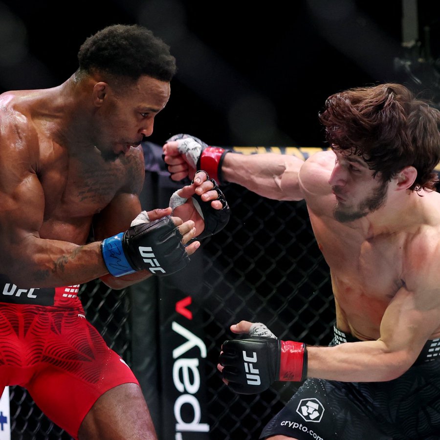 Movsar berhadapan dengan Lerone Murphy.