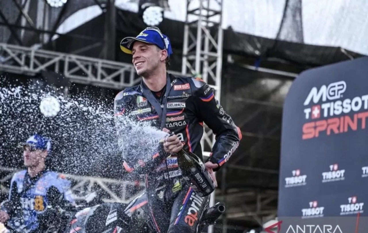 Pembalap Aprilia Racing Marco Bezzecchi (kanan) berselebrasi usai memenangi sesi Sprint Race MotoGP Indonesia 2025 di Sirkuit Internasional Pertamina Mandalika lalu. (Ahmad Subaid/ ANTARA) 