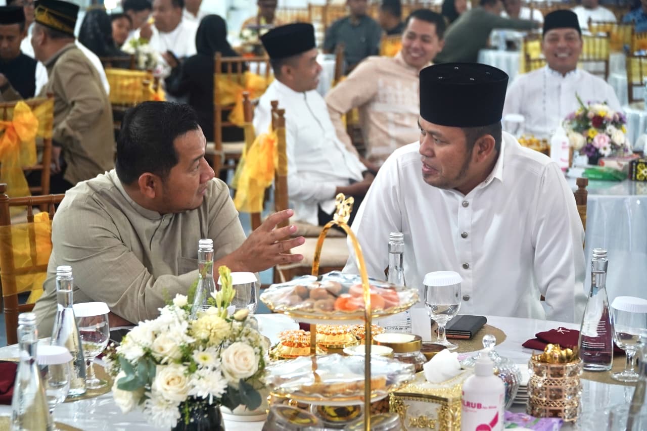 SILATURAHMI: Gubernur Kaltim Rudy Mas&rsquo;ud (kanan) dan Mudyat Noor saat halalbihalal yang digelar Pemprov Kaltim, Minggu, 22 Maret 2026.