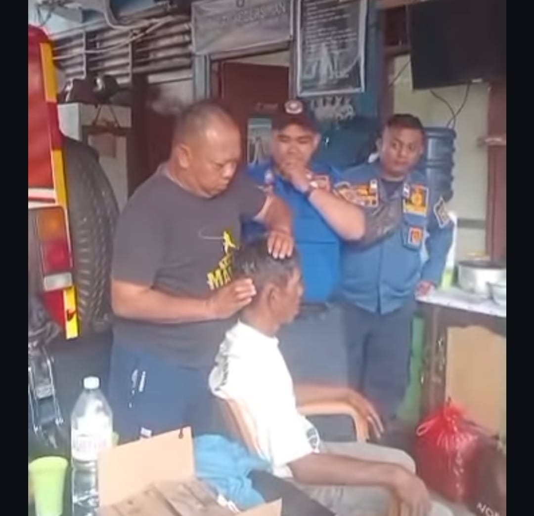 Damkar menangani orang kesurupan.