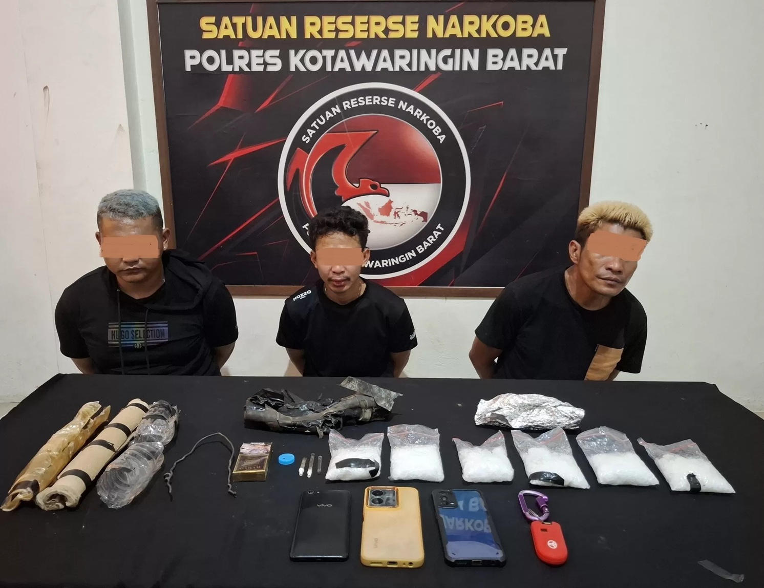 Ketiga pelaku pembawa narkotika jenis sabu saat berada di kantor Satnarkoba Polres Kobar, setelah diamankan Senin (23/3). (istimewa/satresnarkoba polres kobar) 
