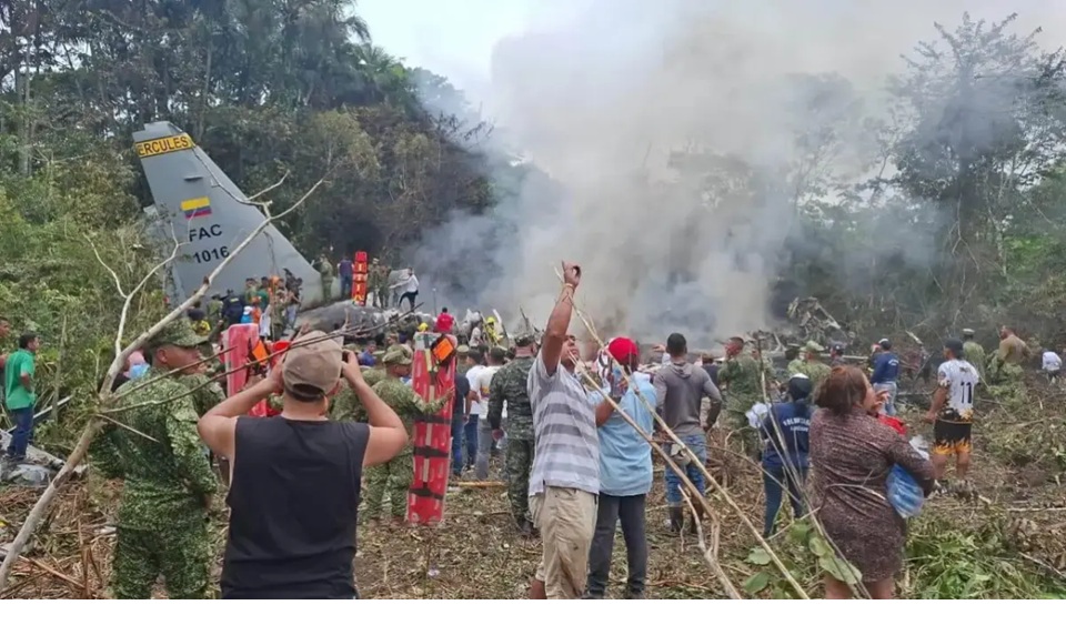 Pesawat kargo militer jatuh setelah lepas landas dari Puerto Leguizamo, Kolombia, sebuah kotamadya terpencil di provinsi Amazon Putumayo, Senin, 23 Maret 2026. 