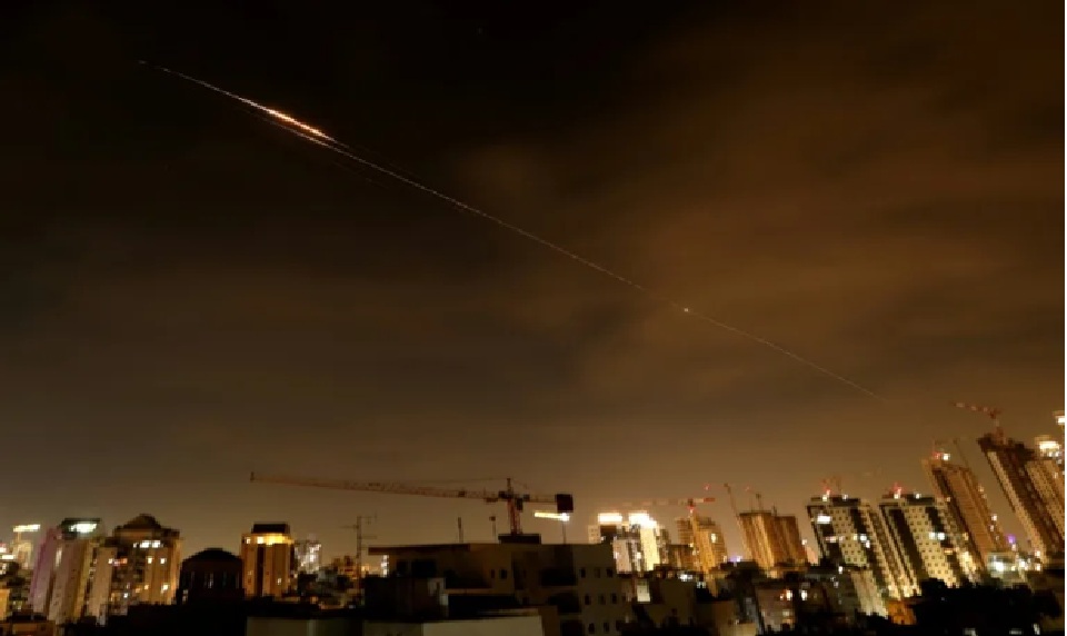 Kota Netanya diserang rudal Iran. 