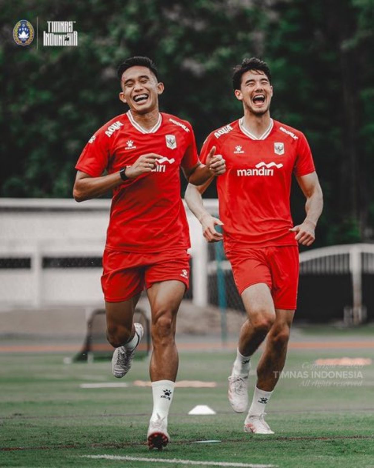 Rizky Ridho dan Elkan Baggot berlatih bersama.
