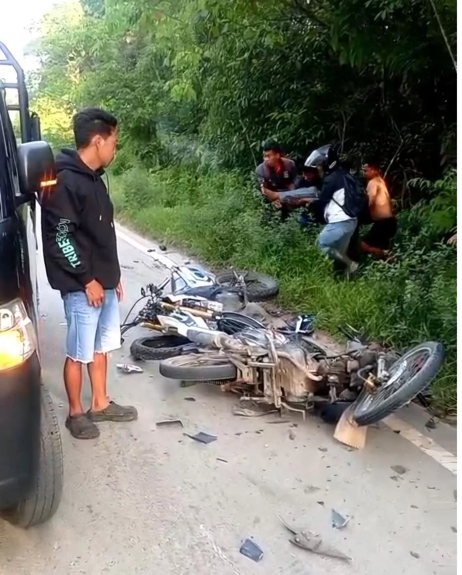 Kondisi kendaraan usai terlibat adu banteng di Jalan Pangkalan Muntai, Diung, Kecamatan Kotawaringin Lama, Kabupaten Kotawaringin Barat, Senin (23/3) (istimewa/warga) 