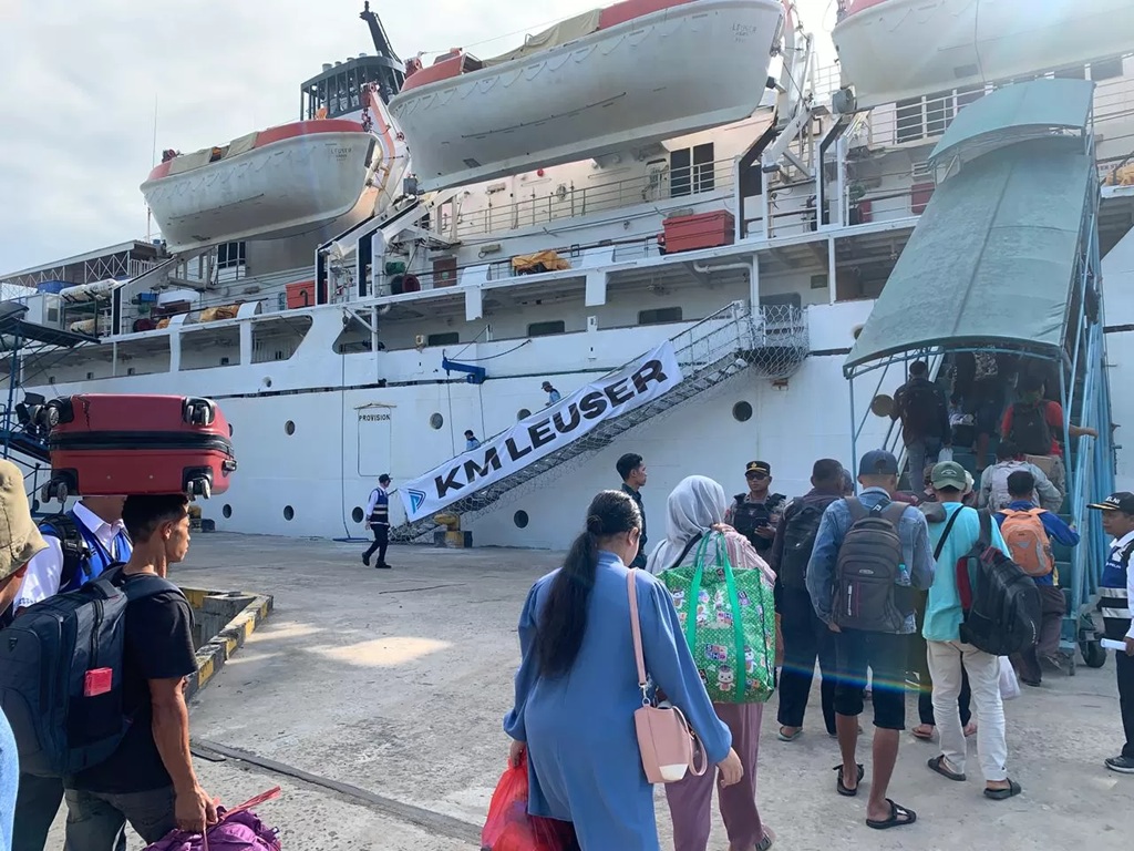 Suasana keberangkatan penumpang KM Leuser dari Pelabuhan Sampit menuju Surabaya, baru-baru tadi. (dok.yuni/radarsampit) 