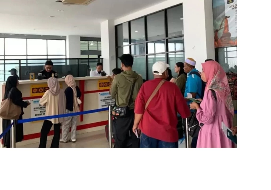 PEMERIKSAAN : Petugas Imigrasi Kelas II TPI Nunukan melakukan pengecekan dokumen keimigrasian penumpang yang berangkat menuju Tawau, Malaysia. 