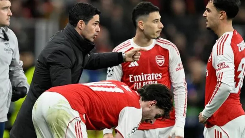 Mikel Arteta Bersama pemain Arsenal, kini berharap bisa mendapatikan tropi di tiga kompetisi yang masih mereka jalani.