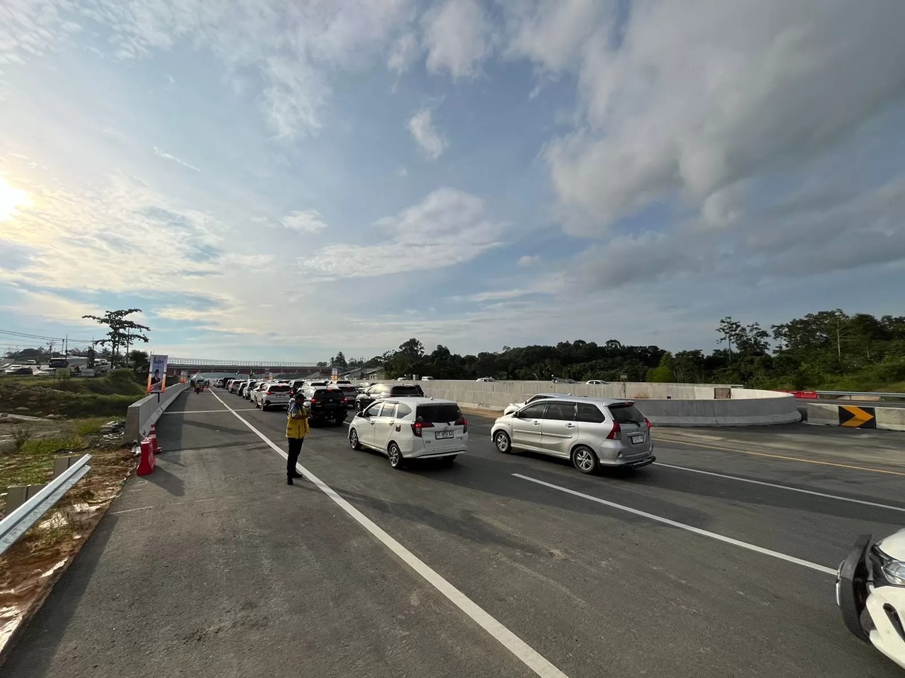 Antrean kendaraan memadati gerbang tol fungsional IKN saat arus menuju IKN dan Kalsel, dengan volume lalu lintas mencapai puncaknya pada Senin (23/3). (Foto:BBPJN Kaltim)