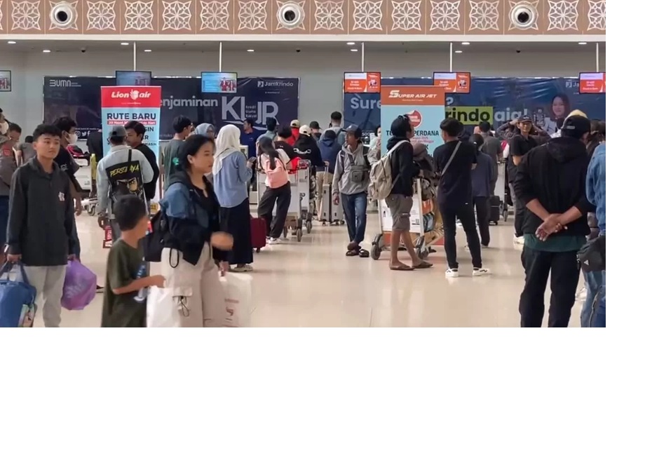 Suasana keberangkatan di Bandara Internasional Syamsudin Noor. (SHEILLA /RADAR BANJARMASIN) 