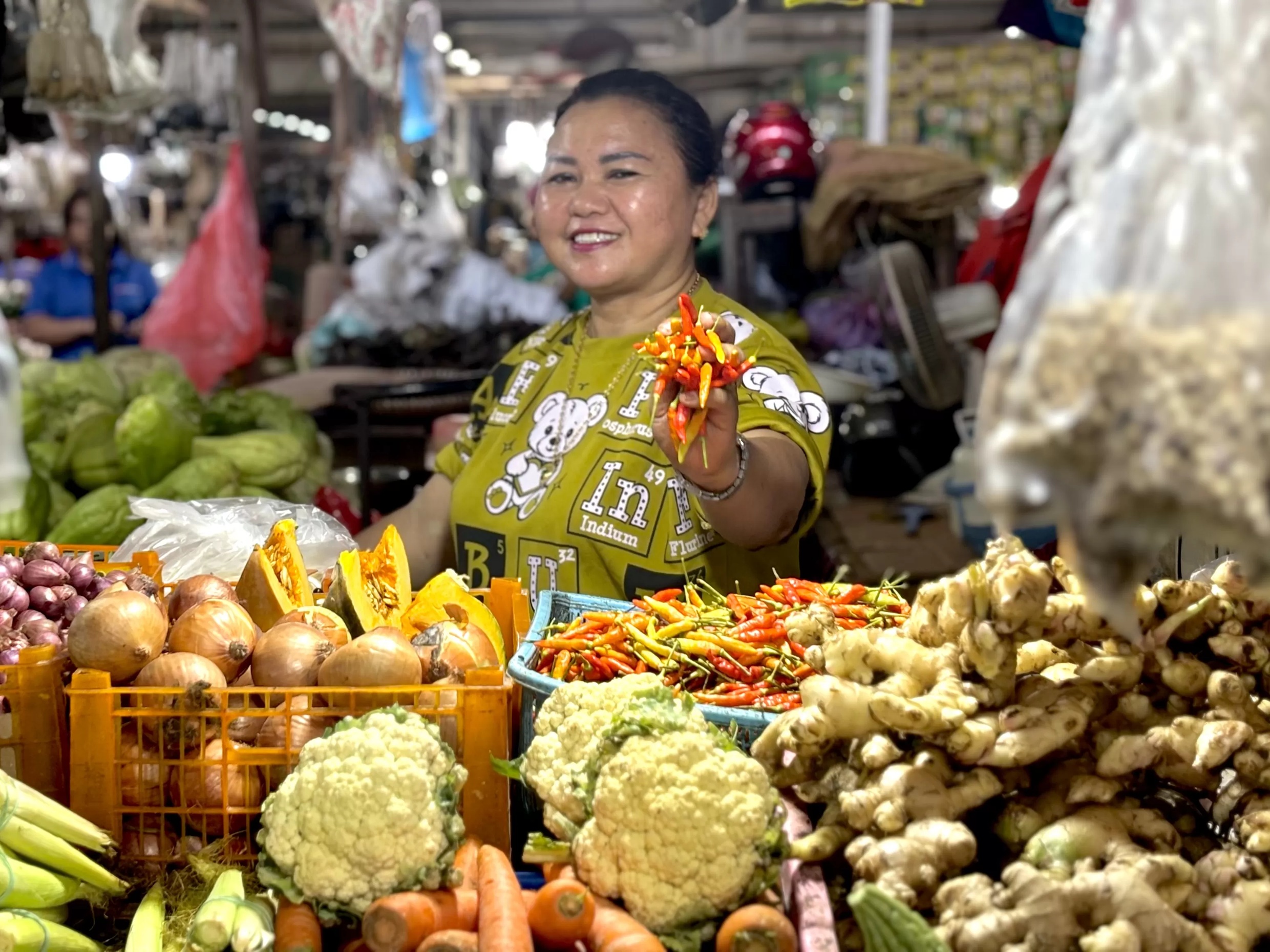 PASOKAN TERBATAS: Harga cabai di Pasar SAD sempat melonjak hingga Rp 300 ribu per kilogram setelah Lebaran. (IZZA/BP) 