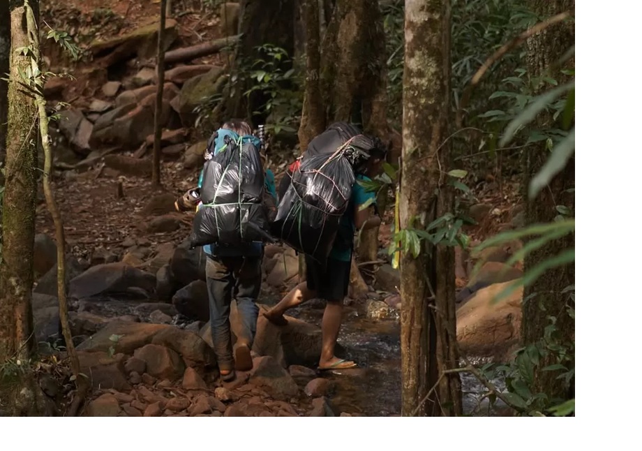 Aktivitas pendaki di jalur Gunung Kahung. Kebijakan baru mewajibkan setiap pengunjung membawa turun seluruh sampah yang dihasilkan. (Pokdarwis Kahung Raya) 