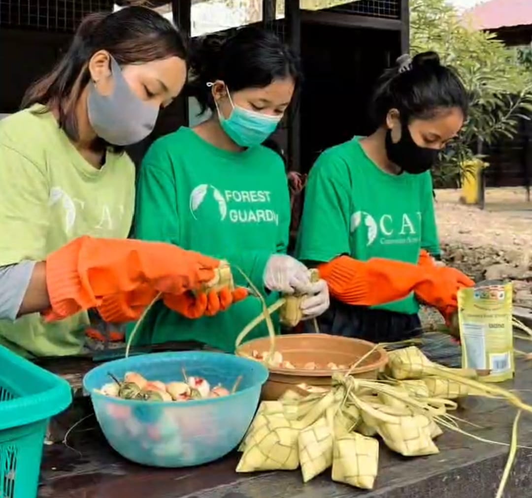 Buat ketupat untuk makanan orang utan.