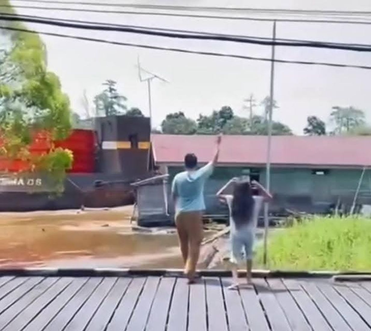 Insiden tongkang tabrak rumah rakit di Desa Muara Muntai Ilir (Istimewa)  