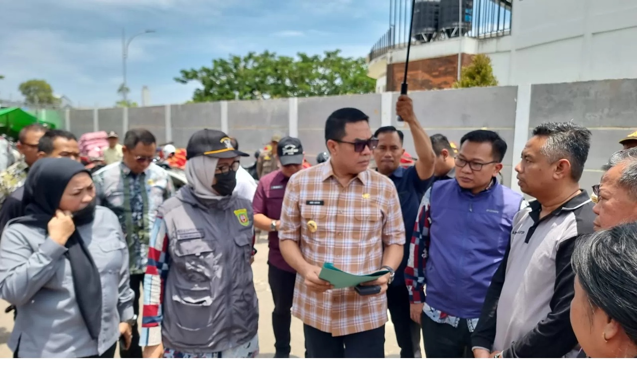 Wali Kota Samarinda Andi Harun melakukan peninjauan di lokasi kebakaran Pasar Segiri. (kis)