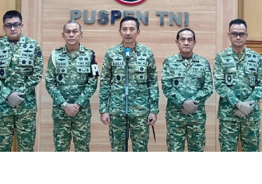 Kepala Pusat Penerangan (Kapuspen) TNI Mayjen TNI Aulia Dwi Nasrullah (tengah).
