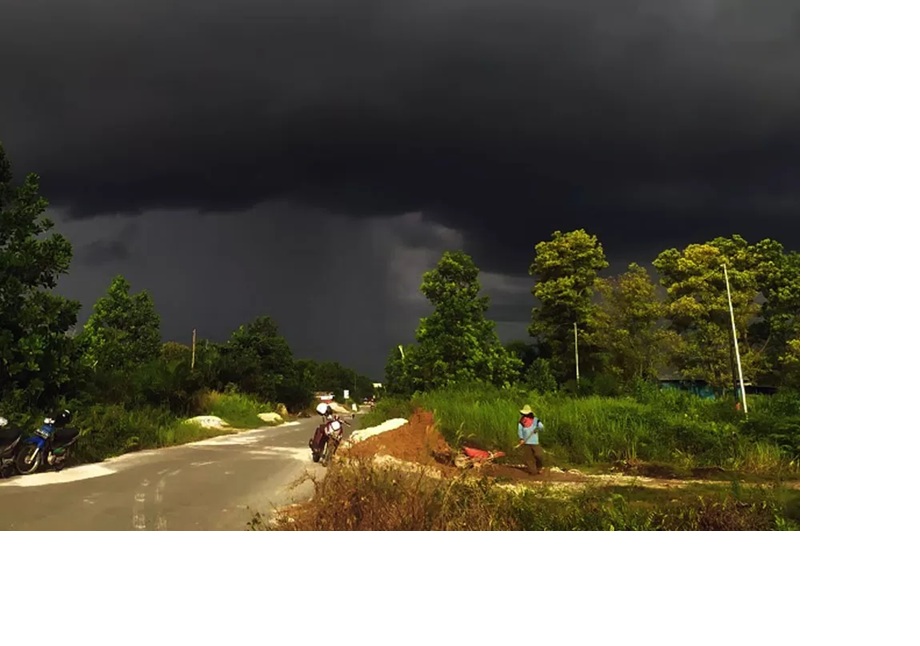 Awan mendung tampak dari wilayah Kecamatan Baamang, Kabupaten Kotawaringin Timur. (Dok. Oes/ Radar Sampit) 
