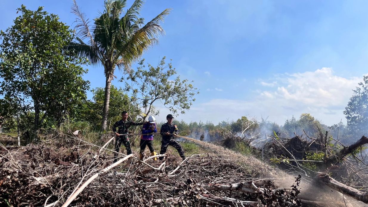 Tim gabungan padamkan api saat kebakaran lahan di Binalatung, Kelurahan Pantai Amal, Tarakan Timur, Selasa (24/3). (SEPTIAN ASMADI/HRK)
