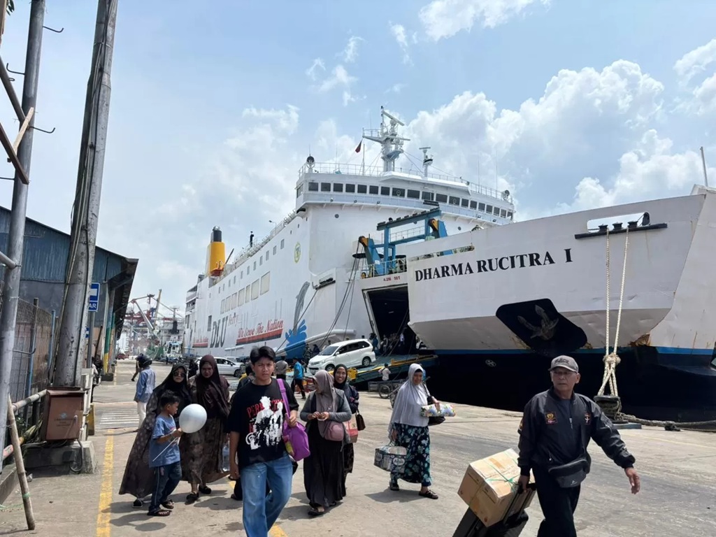 PERDANA: Kapal Dharma Rucitra I bersandar di Pelabuhan Trisakti Banjarmasin membawa penumpang arus balik lebaran. (Foto: Zulvan Rahmatan/Radar Banjarmasin) 