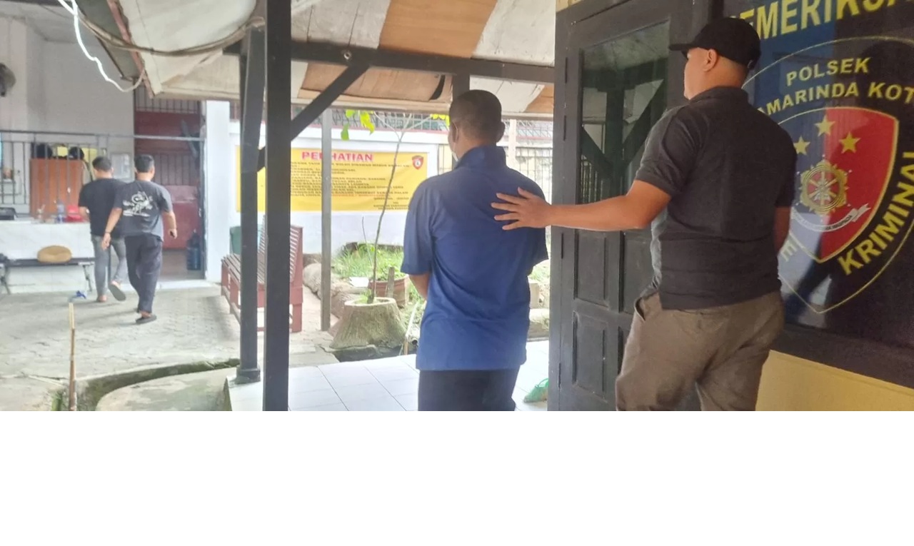 Pelaku pencabulan yang tak lain ayah sambung korban digelandang memasuki sel tahanan Mapolsketa Samarinda Kota. (kis)