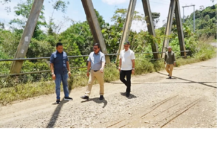 MONEV: Wagub Kaltara Ingkong Ala (tengah) lakukan monitoring dan evaluasi ke sejumlah fasilitas penting di Kecamatan Kayan Selatan dan Kayan Hulu, Kabupaten Malinau, Selasa (24/3). (DKISP KALTARA) 