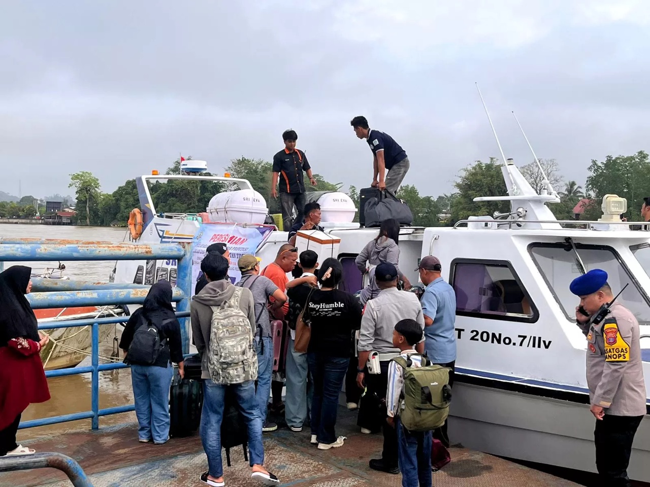 Guna mendukung keamanan dan keselamatan pengguna jasa transportasi air berupa speedboat Dishub wajibkan setiap armada gunakan radio komunikasi.