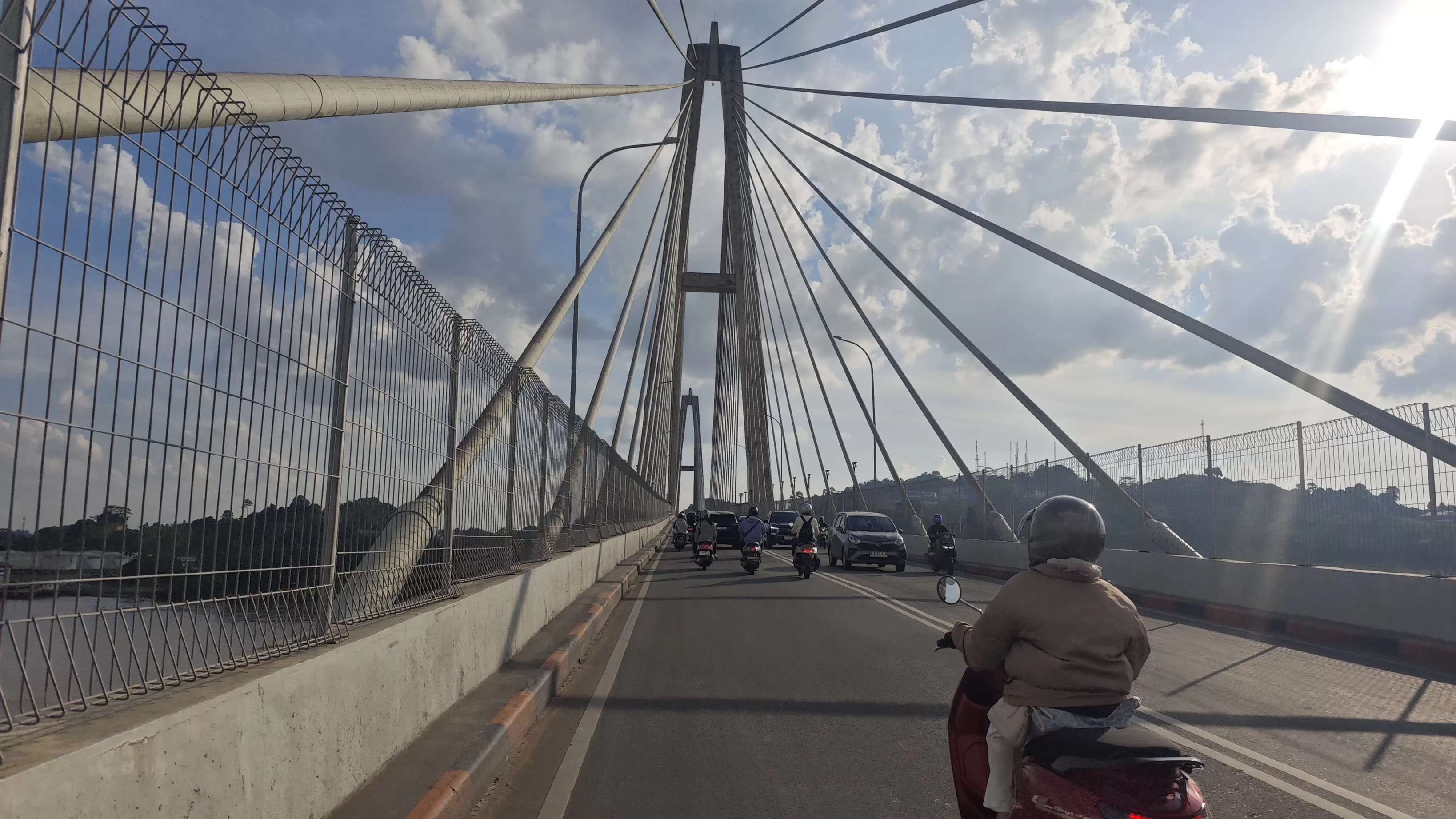 Suasana jembatan Ahmad Amins, dipadati kendaraan yang lalang pada moment libur Idulfitri 1447 Hijriah. (kis)