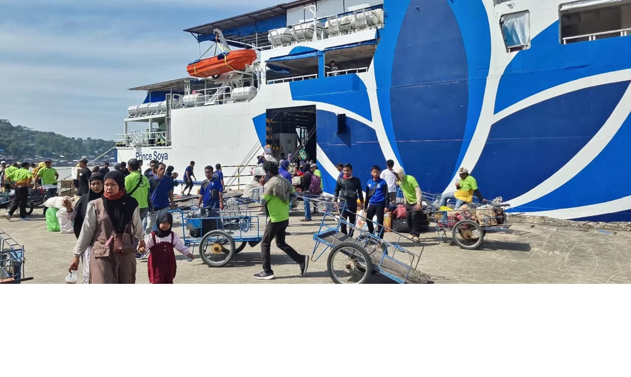 Suasana penumpang turun dari kapal di Pelabuhan Samarinda mulai ramai pada H+5 Lebaran. (kis)