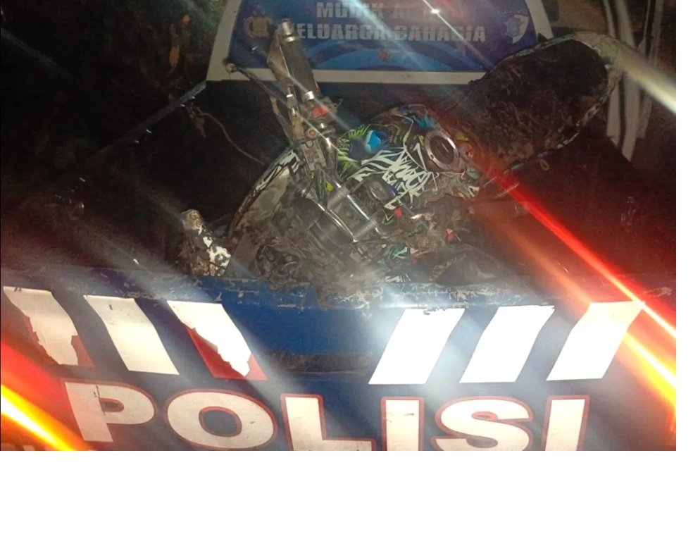 Sepeda motor korban kecelakaan tunggal di Jalan Angkasa Pura Kubu Raya diamankan polisi pada senin (23/3). (ISTIMEWA) 