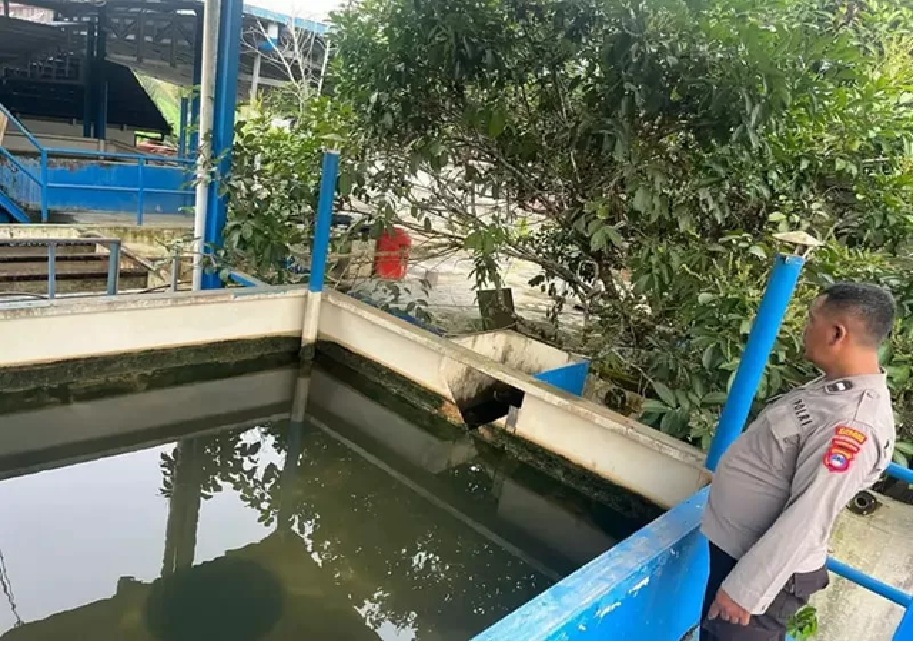 etugas kepolisian saat melakukan olah tempat kejadian perkara di area kolam penampungan air milik PDAM di Desa Badalungga, Kecamatan Awayan. (Polsek Awayan)