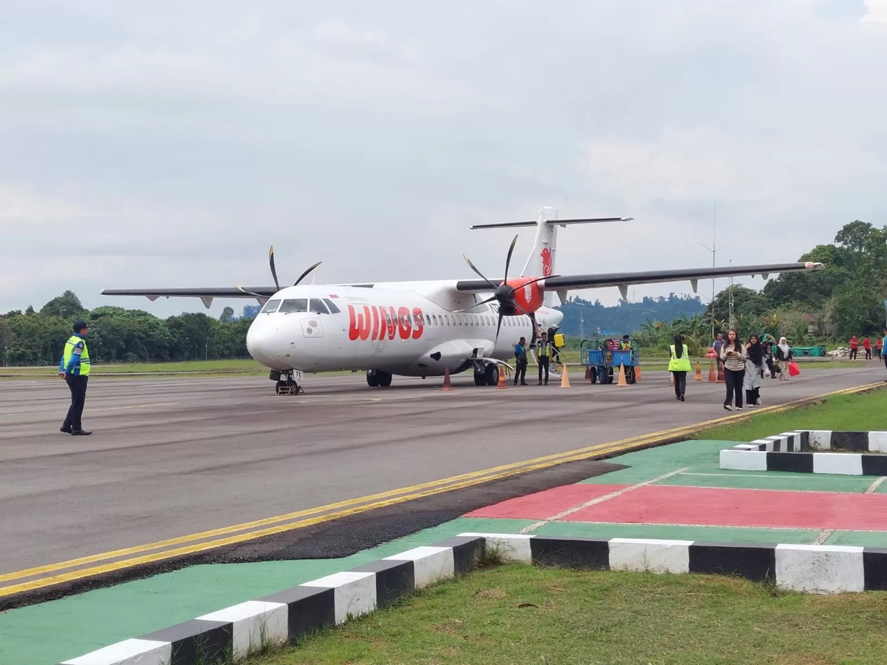 PERDANA: Maskapai Wings Air 72-500 mendarat perdana di Bandara Tanjung Harapan, Tanjung Selor, Kamis (26/3). (RADAR TARAKAN) 